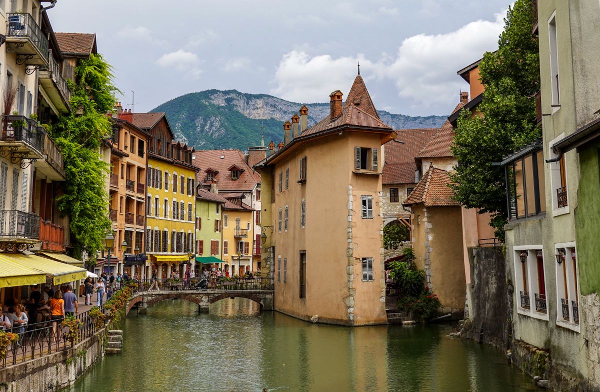 Canal bordé de façades colorées dans le vieux Annecy