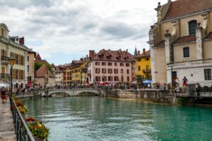Vue du canal et des façades colorées de la vieille ville d'Annecy