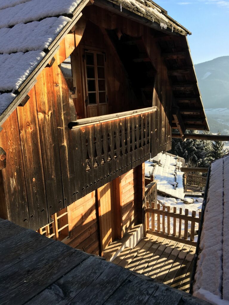 Chalet en bois typique d'une station de ski de montagne, sous la neige