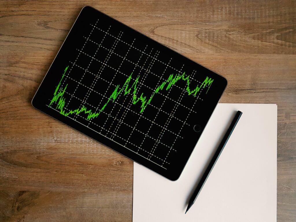 Courbe de valorisation ascendante affichée sur une tablette