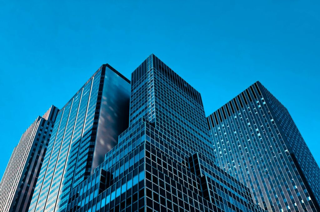 Vue en contre-plongée d'immeubles de grande hauteur illustrant les cas où créer une holding est pertinent