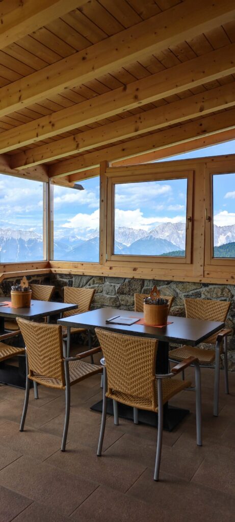 Salle de restaurant chaleureuse avec vue sur la montagne