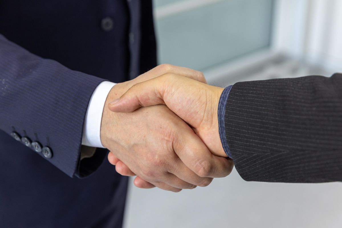 Poignée de main scellant un accord entre associés