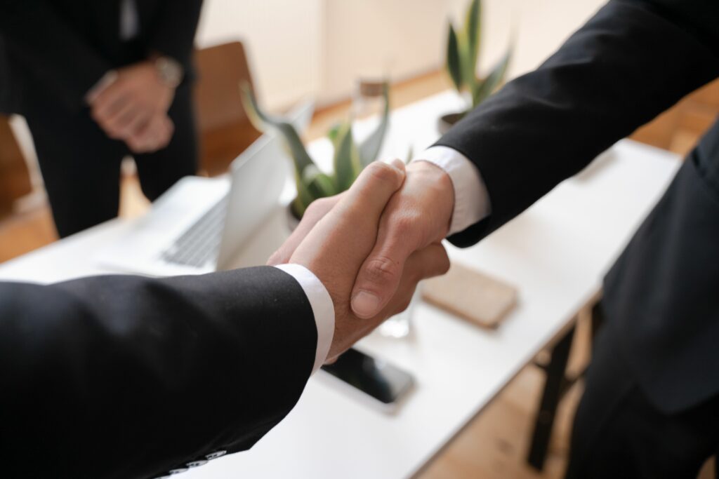Poignée de main entre deux professionnels lors d'une négociation d'entrée au capital
