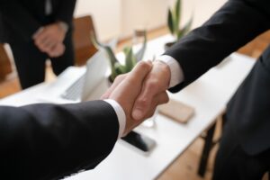 Poignée de main entre deux professionnels lors d'une négociation d'entrée au capital