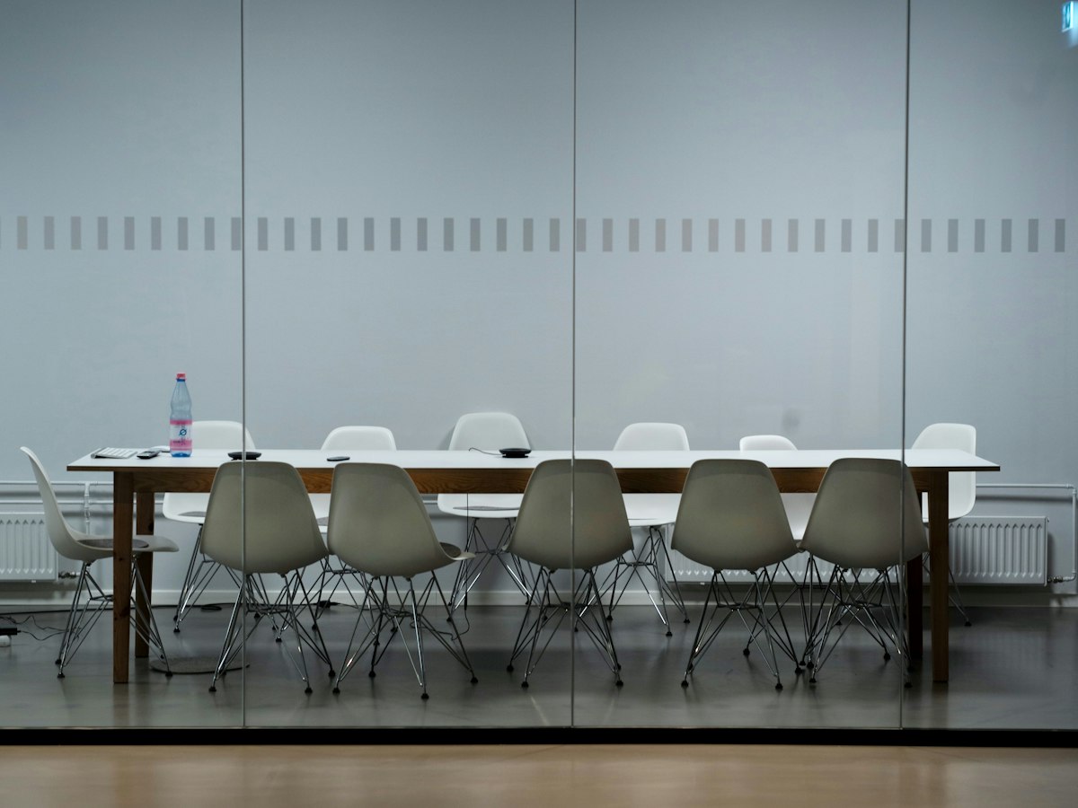 Longue table de réunion pour discuter du choix de la forme juridique de l'entreprise