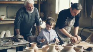 Trois générations réunies dans un atelier de poterie familial