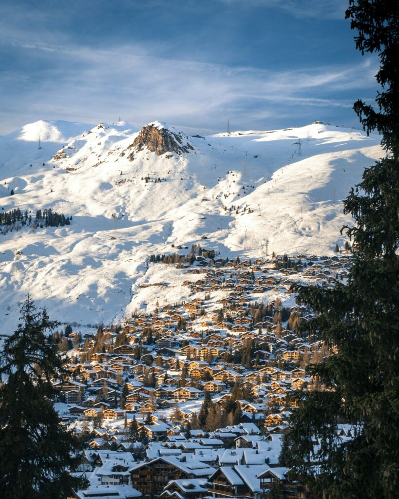 Village de montagne enneigé typique d'une station de ski